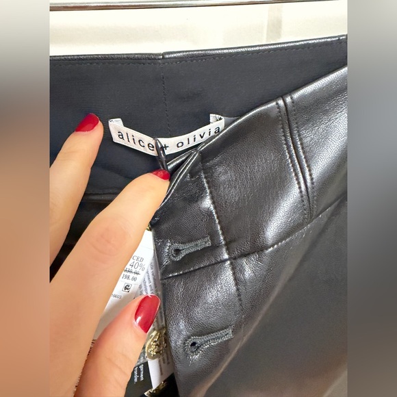 ALICE + OLIVIA Baylor Faux-Leather Ultra-High-Rise Shorts size 0 - Picture 6 of 7